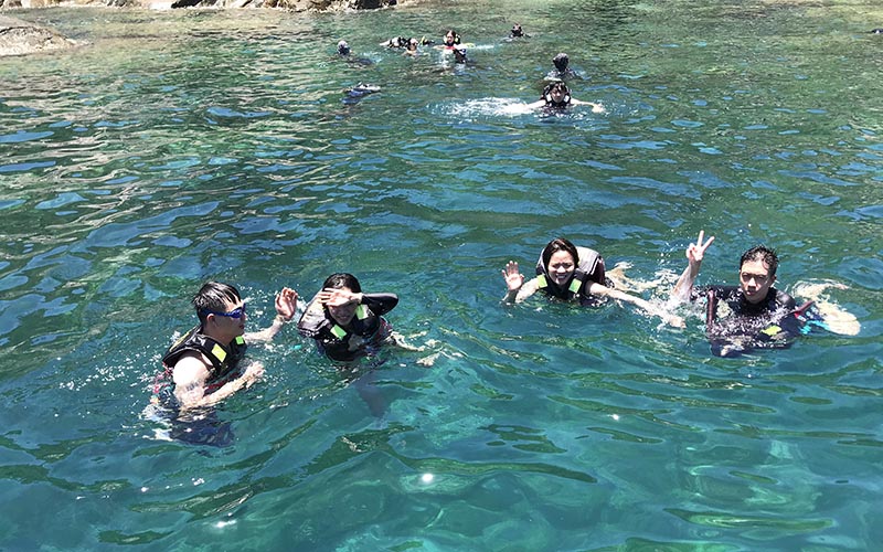 <span>11h00</span>Snorkeling to see the coral
